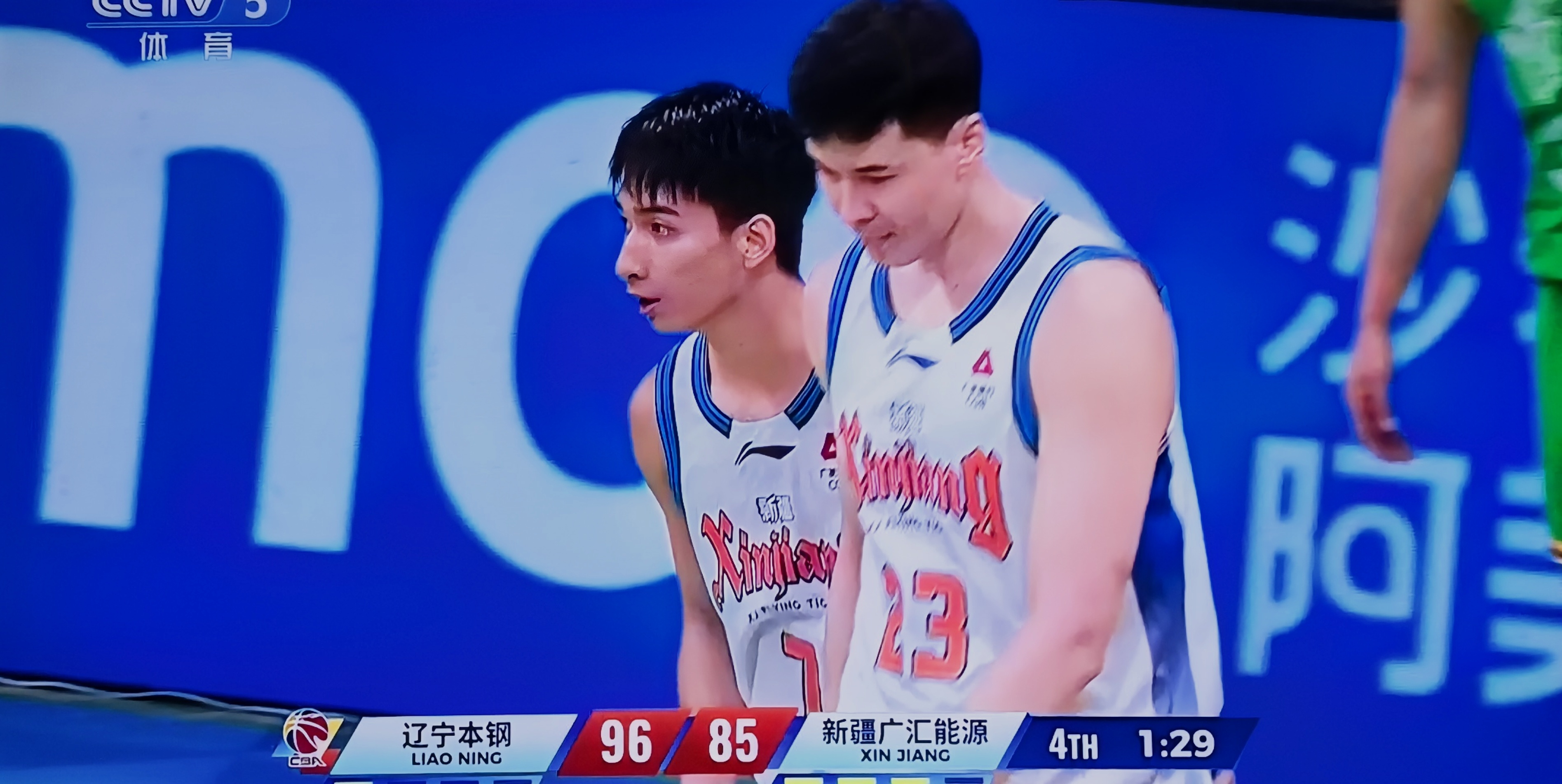 CBA打到现在，一支光靠外援的球队是没有出路的！
2026/2027赛季CBA第四轮今晚进行了七场比赛，央视体育频道直播的是辽宁主场迎战新疆的比赛。这是本赛季为数不多的几乎由外援主打的球队之间的对决。比赛打完，比分是98：87，辽宁取得四连胜。

这场球像一面镜子，照出了CBA当下最危险的一种活法：把球 ​