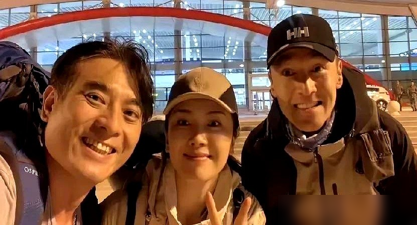 胡歌拿下张居正那天，热搜阅读量干到10个亿。
不是流量砸出来的，是书粉跟历史迷自己冲上去的。
十年前他演梅长苏，身子骨是弱的，全靠一口气吊着翻盘。
这回演张居正，47岁到57岁，憋了二十五年才动手改革，一上来就是硬刀子。
陈道明监制，胡玫执导，《琅琊榜》那帮老伙计网传还要回来搭戏。
圈里之
