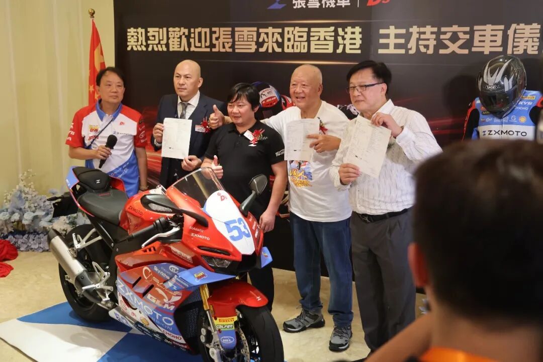 #港事#【张雪专程飞香港交车，3位车主什么来头？】“我买这台车不是因为它是张雪造的，不是因为中国制造，而是因为这台车是世界上最好的车。”说这番话的，是82岁的香港前立法会议员朱幼麟。#张雪机车#

8月30日，一场颇为特别的交车仪式在香港举行。张雪机车创始人张雪专程从重庆飞抵香港，亲自向首批 ​