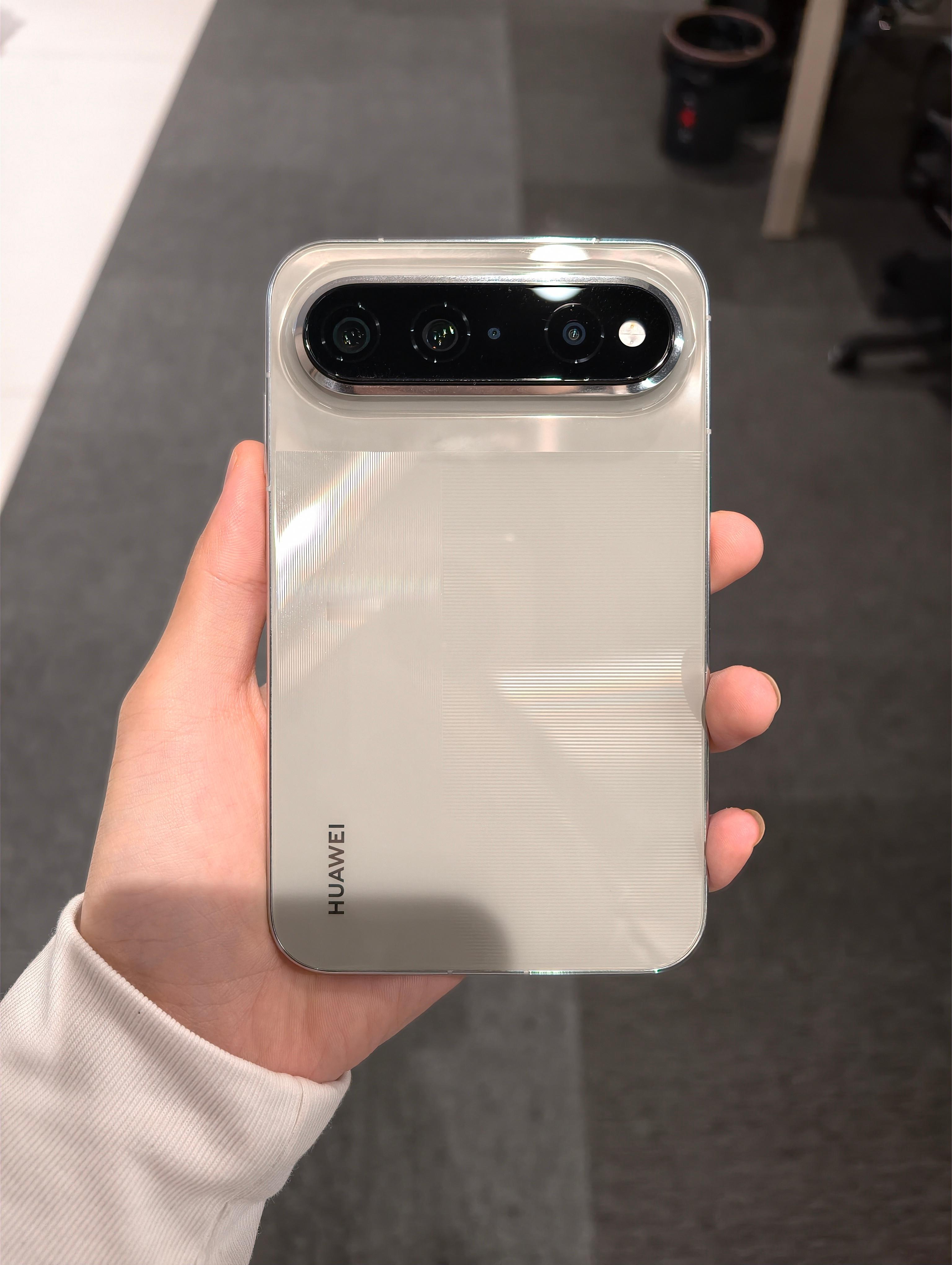 #折叠屏选苹果还是华为#
华为新折叠快发布了，苹果的折叠iPhone Ultra也马上要出来。说实话苹果才刚踏进折叠屏这个圈子，华为这边已经玩出好多新花样了。

不得不说华为在形态探索这块真的花了很多心思，阔折叠、三折叠，还有很有新意的阔直板，跳出传统屏幕比例。屏幕更宽之后，刷视频、浏览文档，视 ​