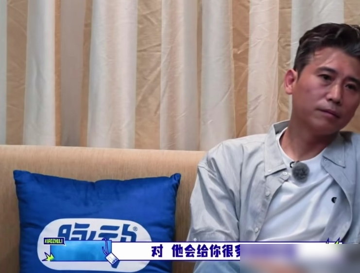 胡军不理解穆祉丞为什么会给他跟李乃文提供情绪价值，经纪人下一秒一句话让胡军秒懂了，经纪人：他会给你很多情绪价值。胡军：他给我们情绪价值。
他俩给我们啥情绪价值啊？结果相处起来，胡军和李乃文直接切换成了老父亲模式。本来是给小老板穆祉丞当助理，结果一看孩子那排得满满当当的暑假行程，俩人立马心疼了，商量
