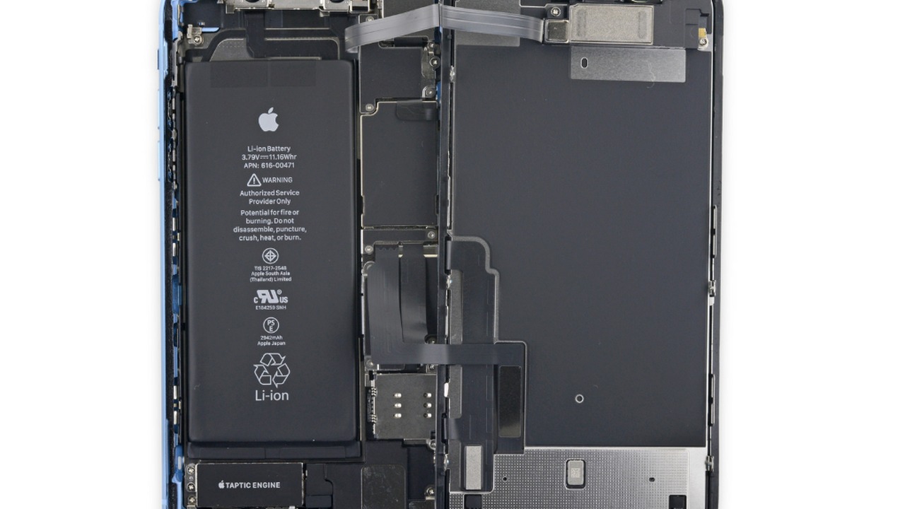 iPhone18Pro的电池又上热搜，大家盯的无非俩点：续航能不能扛一天，能量密度会不会再涨。手机越薄、屏幕越亮、芯片越猛，电池反倒成了最纠结的部件——空间就那么点儿，塞不下也重不得，厂商在容量和手感之间反复横跳。苹果这几年在电池管理和快充上悄悄补课，用户要的无非“少带充电宝”，一天一充就算及格。传