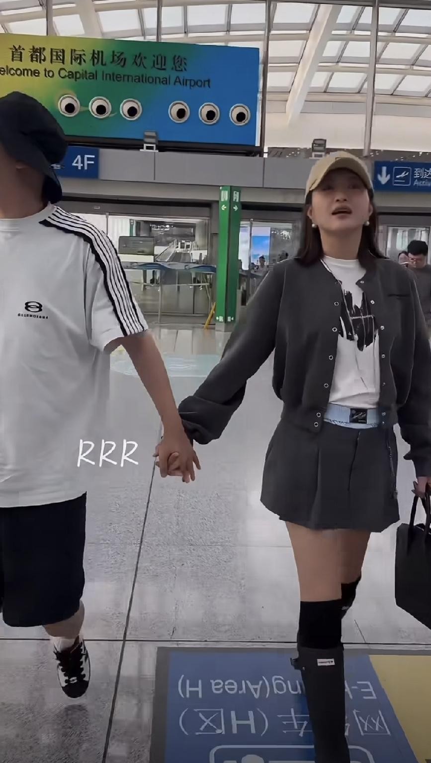 全网当年劝包文婧赶紧离婚的那些人，看到他们两口子现在牵手出游吃饺子的画面，大概真得闭嘴了。
镜头里包贝尔看媳妇的眼神还是挺黏糊，包文婧依偎在他肩膀上，手扣得紧紧的，完全就是一副沉浸在幸福里的小女人模样。
以前只要包文婧上节目掉眼泪、夸自家老公帅得不可方物，评论区里清一色都在骂她恋爱脑晚期，恨不得