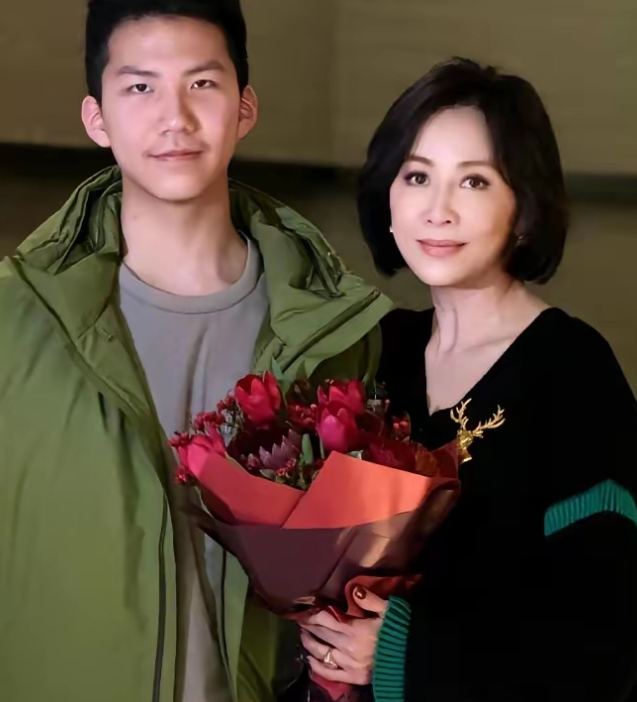 刘嘉玲把康康当亲儿子养了十几年，豪宅名表轮着送，结果康康长大后把所有合照删得一干二净，这段干亲关系究竟出了什么问题？

主要信源：（腾讯新闻 ——和梁朝伟没娃，58岁刘嘉玲晒和干儿子康康合照感慨“一晃眼一米八”）

刘嘉玲和胡军的儿子康康之间的干亲关系，是从2008年康康出生那天起就结下的。

康康