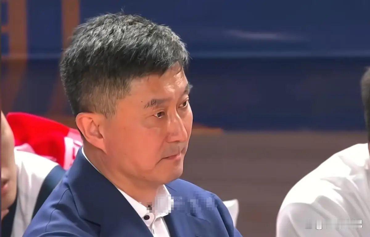 核心原因在于临场指挥、阵容配置与精神面貌的三重崩塌。 临场指挥失当...