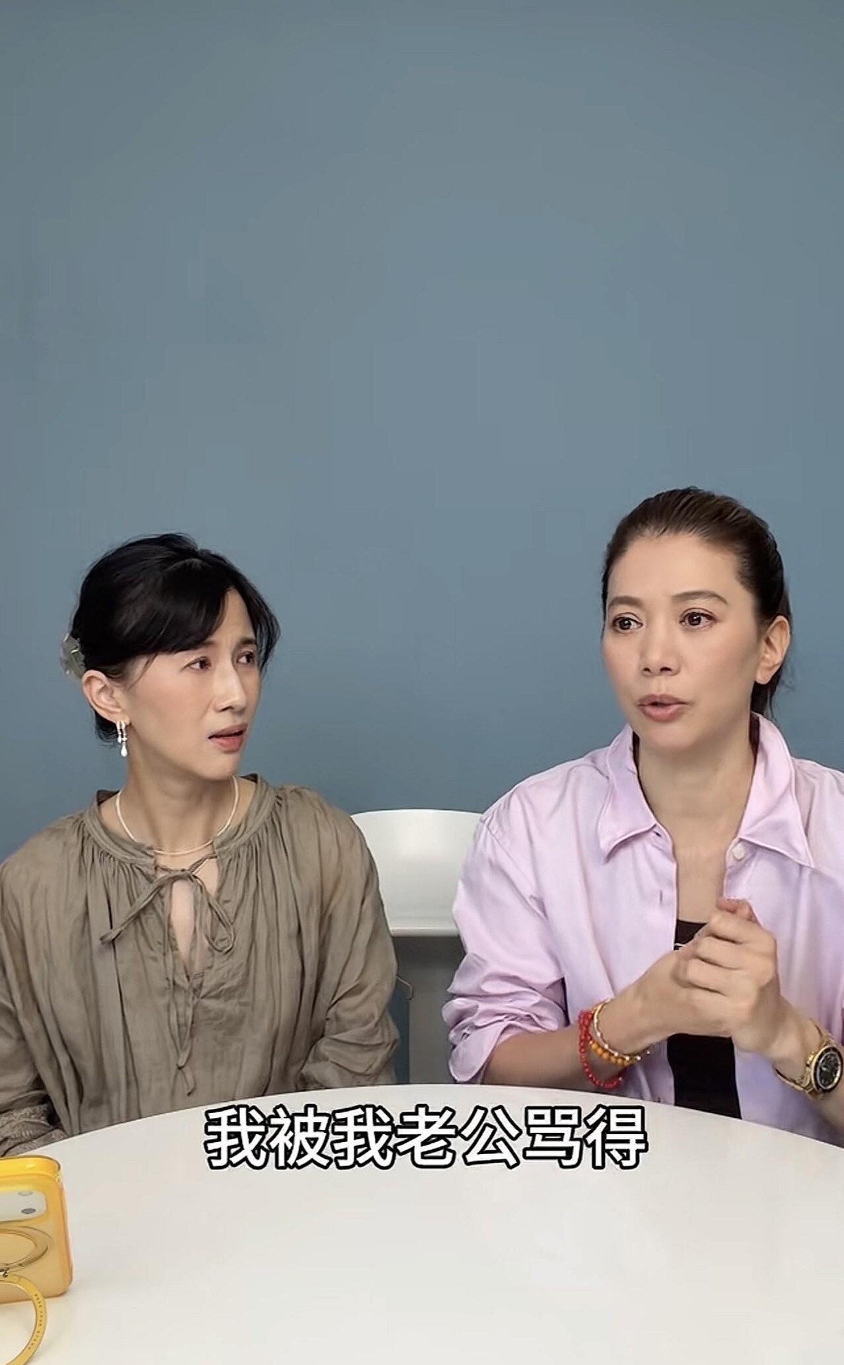 袁咏仪在《热烈欢迎》里说，自己有个习惯，每到一座城就钻进当地有名的咖啡店拎个水壶回来，这些年攒了好几百个。去年搬家可把张智霖气坏了——仓库里整整三个大箱子全塞的是水壶，不是大家猜的爱马仕，他直接骂“别再买了”。papi听完全懂：“这不得备个仓库？”转头追问仓在哪，袁咏仪秒缩：“你想去偷啊？”不上套的