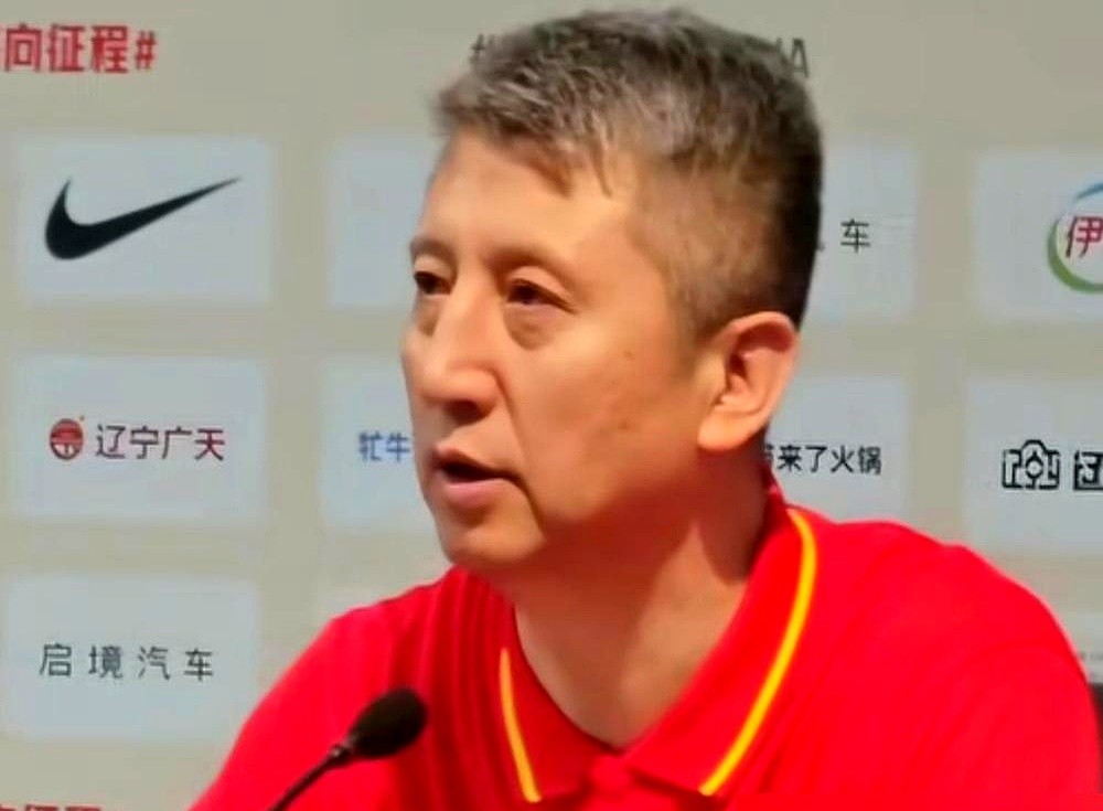 周琦主动请缨重返国家队，等来的却是郭士强干脆利落的闭门羹。

休赛期一个人闷头苦练，身体指标拉满，满心欢喜想为国出战，结果连大名单都没进去。郭士强给出的理由很直白：没一起合练，进不来。

国家队关门练了几个月，硬生生砸出一套小个阵容提速打法。场上五个人跑得像装了马达，内线全干挡拆抢板的蓝领活儿。