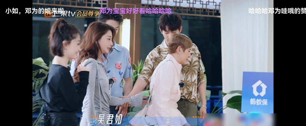 邓为当着镜头的面，开始控诉殷桃在雨林里嫌弃了他整整两天。
结果殷桃眼睛都没眨，接了一句，我当时就是发自内心的嫌弃。这话一出来，直播弹幕直接炸了。
紧接着殷桃话锋一转，说邓为太扛拍了，每个角度都帅，眼神温柔又笃定，有安全感。邓为立刻接话，那我有没有少年感？语气软得离谱。
殷桃没接茬，反而来了一句