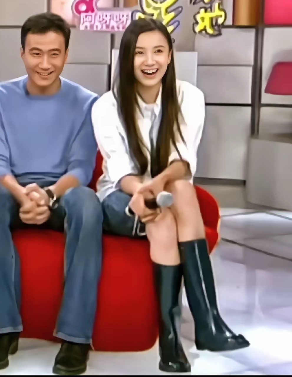 明星的古早合影，大美女宋佳我认识，她旁边这位帅哥是谁啊？看着有点眼熟...