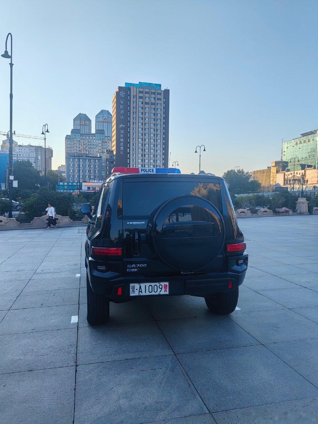 坦克700哈尔滨特警警车  ​