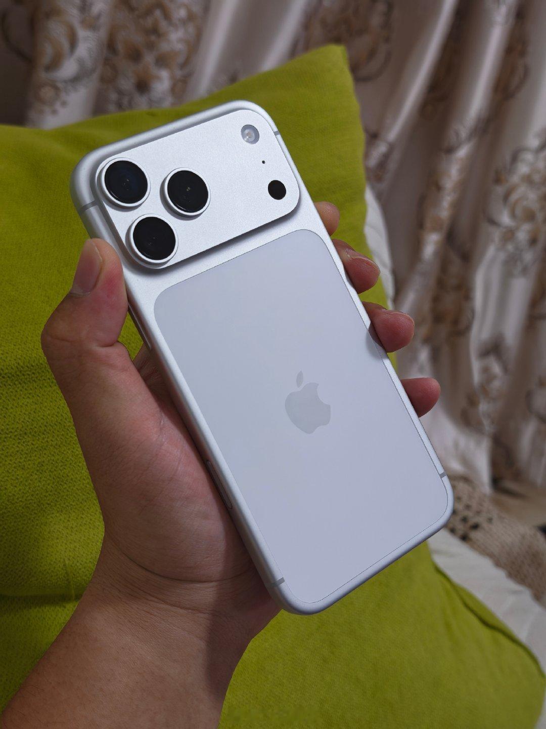 [无聊] 没想到，现在想试着把 iPhone 17 Pro Max当作主力机，狠狠地用它一周，是一项需要深思熟虑犹豫再三的挑战。 ​