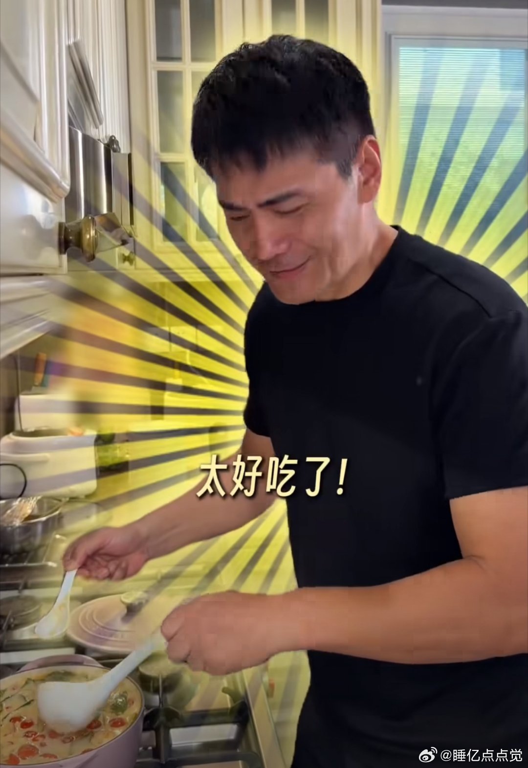 荧幕上的铁血硬汉邵兵，生活中却是标准的“女儿奴”，近期因给女儿做饭的视频屡上热搜，甚至为了一句“下楼吃饭”能自动切换成夹子音。这份温柔究竟有多偏心？  一、硬汉父亲的双标瞬间- 为女儿变身“专属大厨”