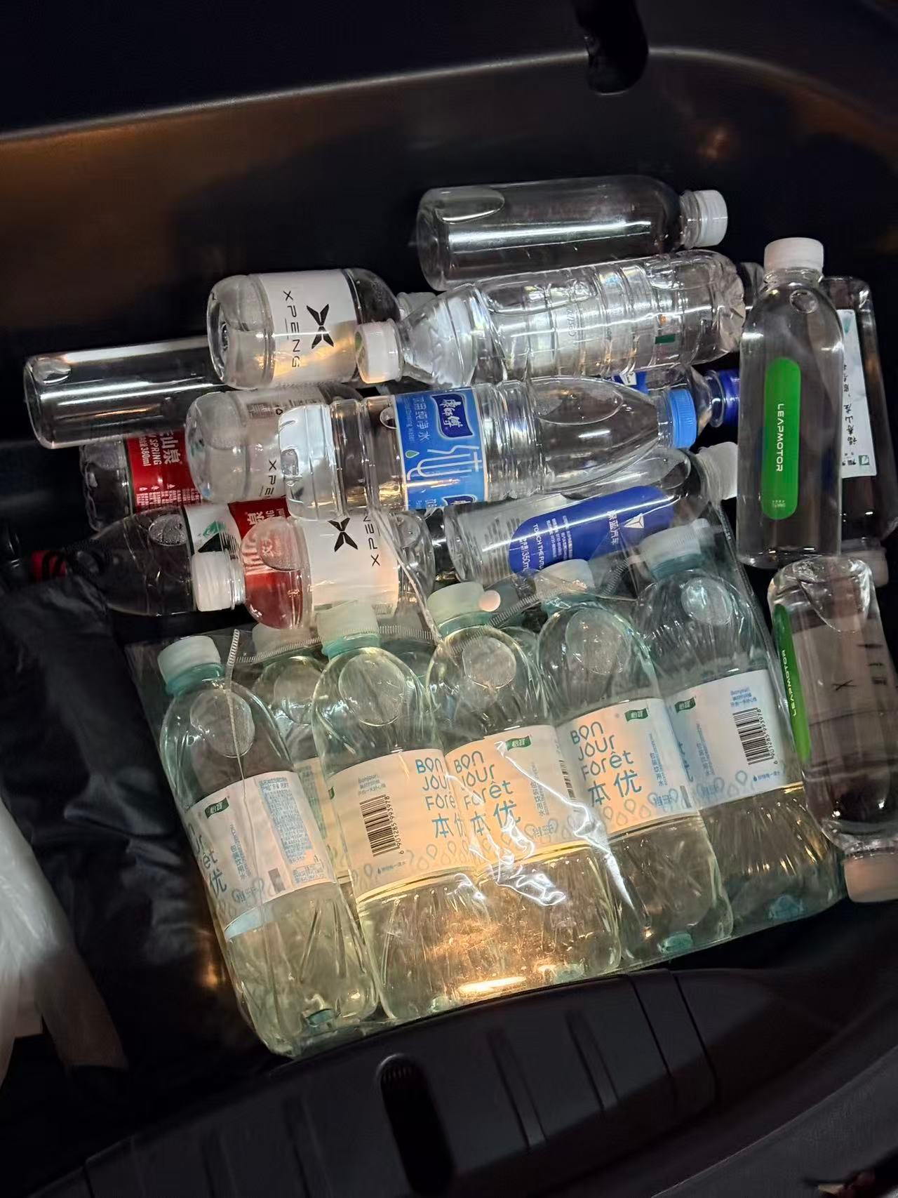 配偶看车被塞的水
捞男

不知道他们最后选哪个

小鹏说有个什么权益是跟车不跟人
可以买二手，卖也容易
但另外几个国产牌子是跟人不跟车
只要过户，这个福利就作废

听不懂
我们七年前（2019年国庆节）买特斯拉的时候
没听说这个情况
只知道蓝牌老韭菜是终身免费充电
但我们新韭菜不免费

跟人不跟车啥 ​