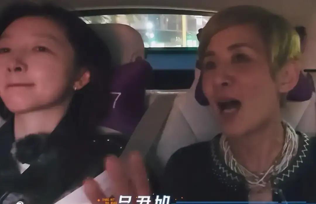 吴君如在片场睡大觉连导演都不敢上前叫醒，怎么一进真人秀，反倒温顺得像个新人？
听到她在节目里跟周冬雨随口闲聊，很多人才反应过来，这位老牌影后骨子里到底有多强势。
当年在剧组拍戏，她找个空地把折叠椅一拉就倒头大睡，现场哪怕灯光机位全都调好了，从场务到导演，愣是没一个人敢过去敲她的椅背。
对面的周