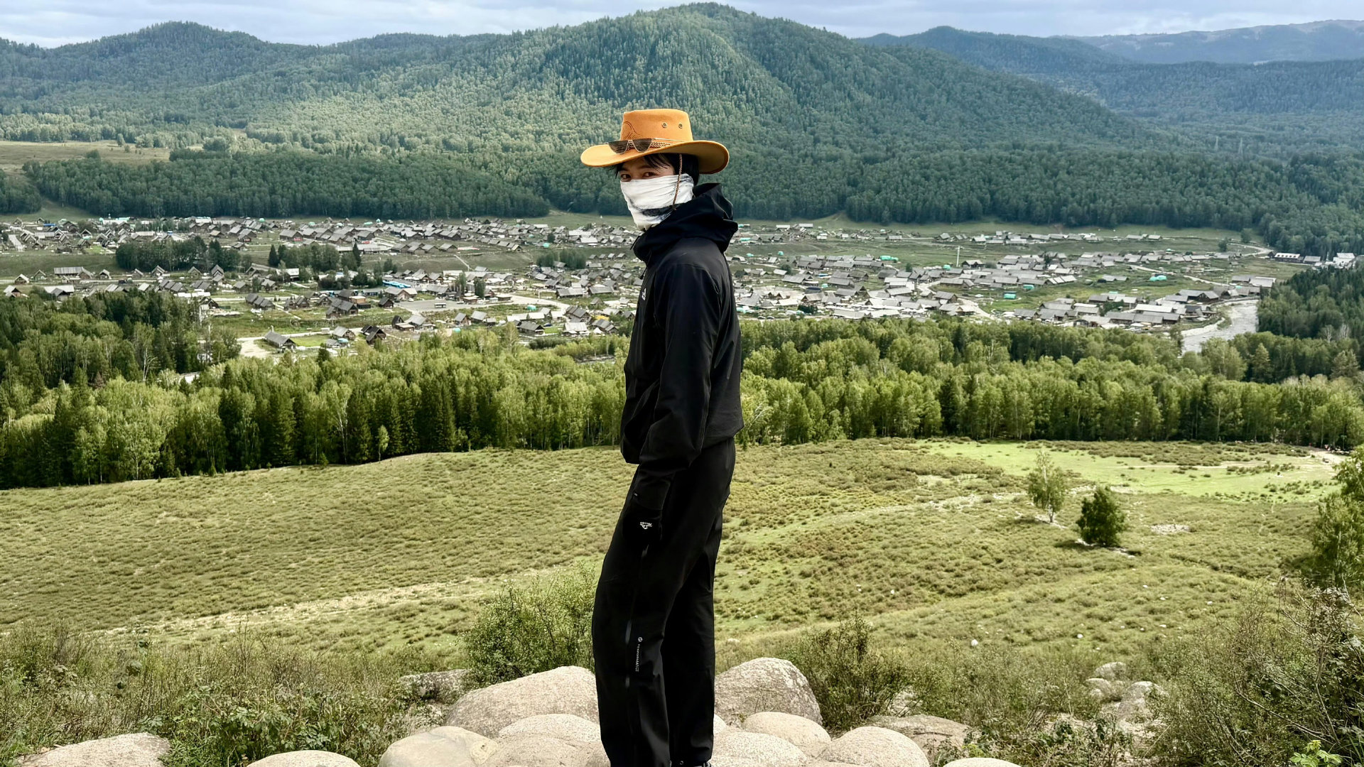 #王星越新疆自驾2700公里# 
像阳光 像春风 
像温暖明媚的橘色
你是带着芬多精香气的绿野森林

好羡慕自由的高精力星人 ​