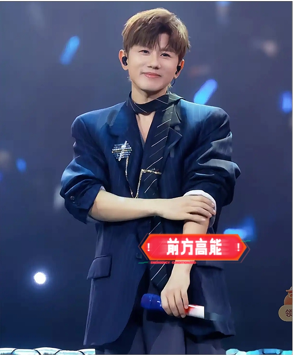 这么多明星开演唱会，不得不说说张杰的演唱会了。这回张杰深圳演唱会，又在网上吵开了。说实话，每次他开巡演，讨论度一直很高。
 
现场氛围热烈归热烈，但网上也冒出不少吐槽的声音。
很多人觉得，花钱买票进场，就是想跟着听歌、释放一下。如果抒情发言的篇幅太长，难免会觉得尴尬。
有网友调侃：大家是来听歌蹦迪的