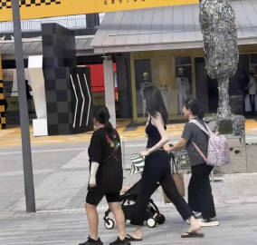 陈伟霆一家阿那亚度假,何穗穿开叉裙白到发光,10个月小win会爬了
