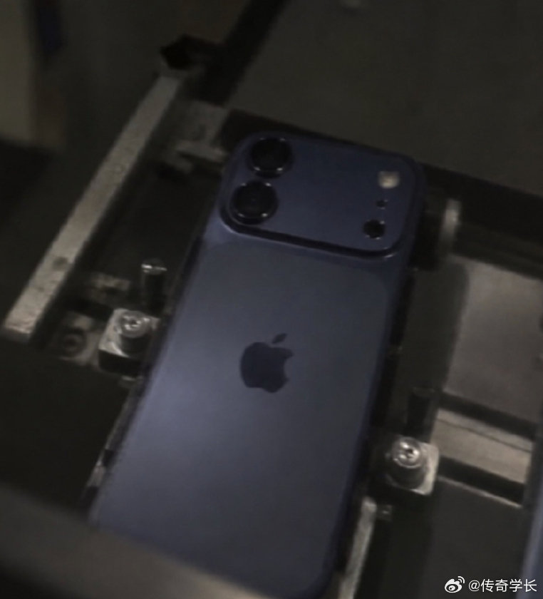 #iPhone18外观曝光#预计2027年春季上市的iPhone18标准版都有曝光图了，就这个摄像头的Deco造型，就是史诗级加强了，知道是新款iPhone，销量应该不会差 ​
