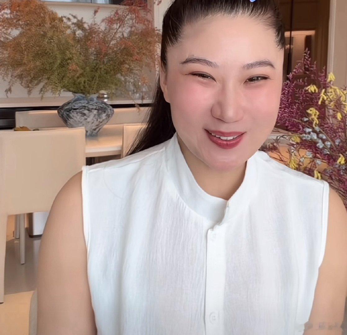 #谢贤前女友自曝生过孩子##coco自曝生过好几个孩子#coco明明已经这个年纪，脸蛋精致，身材窈窕，状态真的绝了。 ​