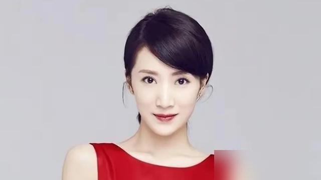 九年没联系，片场一见面，张嘉益只撂下一句：长大了，演戏也稳了。
当年《蜗居》里那个海藻，红是真红，争议也是真大。后来结婚生子，圈里几乎查无此人。都以为她就这么退了。
结果《我的体育老师》再搭张嘉益，人往那一站，劲儿全变了。不靠绯闻，不炒冷饭，一场戏下来，老张点了头。
再看张嘉益，强直性脊柱炎磨