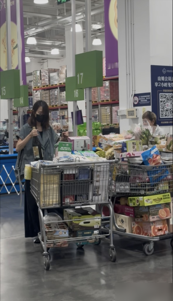 蔡少芬素颜逛山姆被拍，眼袋浮肿、身形消瘦，网友炸了：这婚姻到底把她怎么了？
她一个人推车、挑货、结账，动作快得像赶时间。三个孩子，11年、13年、19年生，带娃连轴转十几年，不瘦才怪。
可她自己压根不在意落魄俩字。采访里说，婚姻保鲜就靠坦白、坦诚，多牵手、亲嘴、拥抱。身体近了，心才近。
夫妻吵