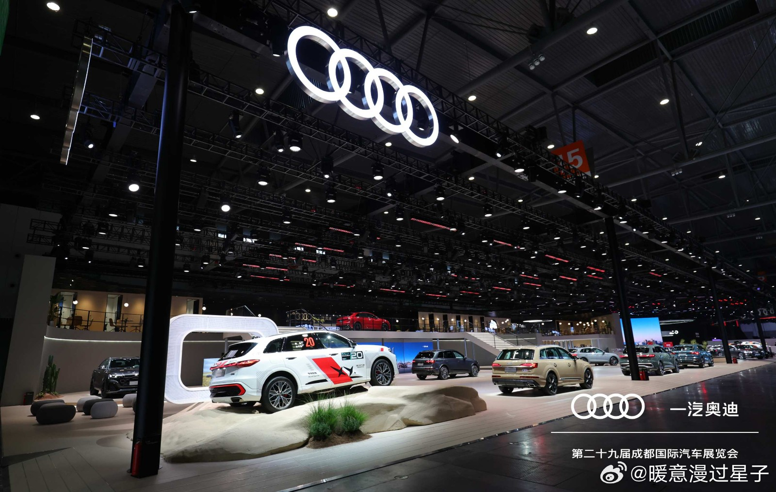双平台协同向上，成都车展看一汽奥迪双平台实力
赶2026成都车展的小伙伴，一定要来一汽奥迪的展台感受双平台的独特魅力呀✨
在车展现场你可以清晰了解到，一汽奥迪坚持PPC豪华燃油智能平台、PPE豪华纯电平台双线研发、协同进化的扎实布局🤝
两大平台共同搭载的E³1.2电子电气架构，解决了以往燃油车的 ​
