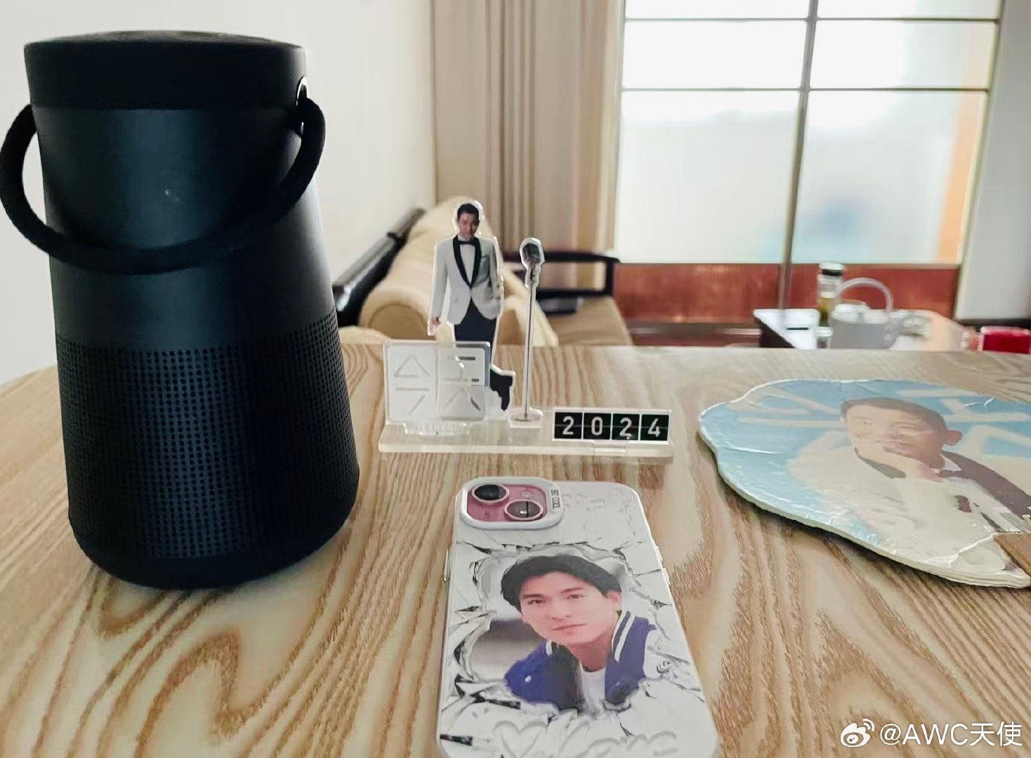 #刘德华#(o^^o)在老家里
听着华仔老大熟悉的歌声🎶
望着刚淘来精致的手机📱外壳
心中就有几许舒适，惬意之感[可爱]#华仔天地##华仔天地[超话]# ​