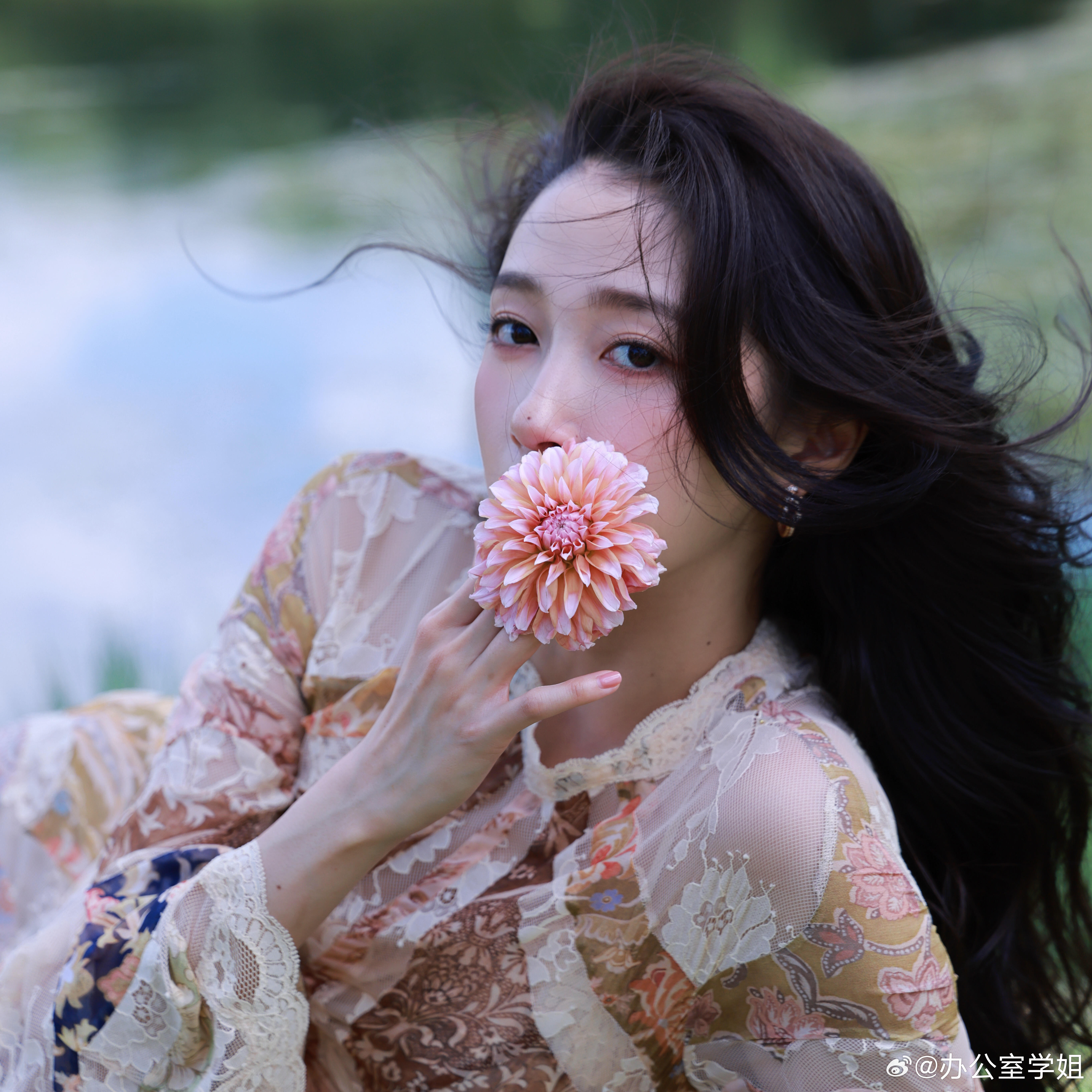 #关晓彤29岁庆生照#关晓彤低头看蛋糕那个侧脸，我直接一个原地封神，太温柔了吧。#关晓彤29岁生日蛋糕# ​