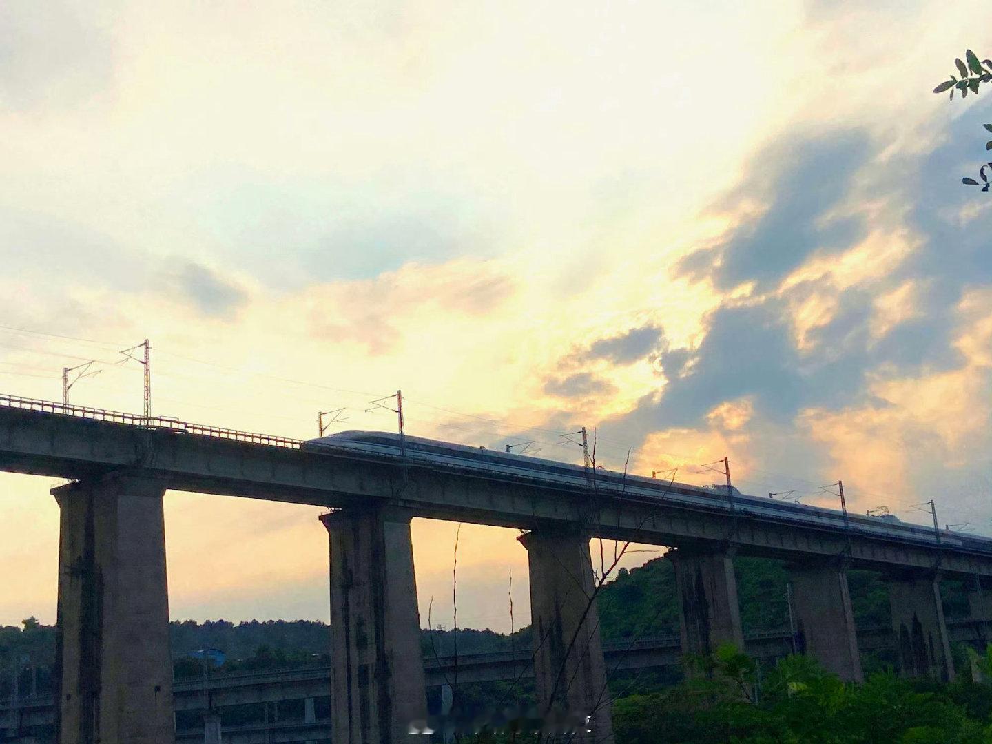 #晚安成铁# 结束忙碌的一天，放下疲惫，晚安好梦。(贵阳车辆段 刘卉妮） ​​​