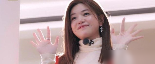 陈妍希被嘲笑过气，转头就靠一部被唱衰的姐弟恋剧杀回热搜，讨论量破亿。
离婚后她上综艺，说自己遇大事习惯找亲姐商量，而不是伴侣。这话扎心，但也真实。她还放话没再婚打算，带娃、拍戏，日子排得满满当当。
《狙击蝴蝶》开播前，19岁年龄差被群嘲，结果上线几天直接登顶榜单，吻戏片段全网刷屏。可惜金鹰奖最佳