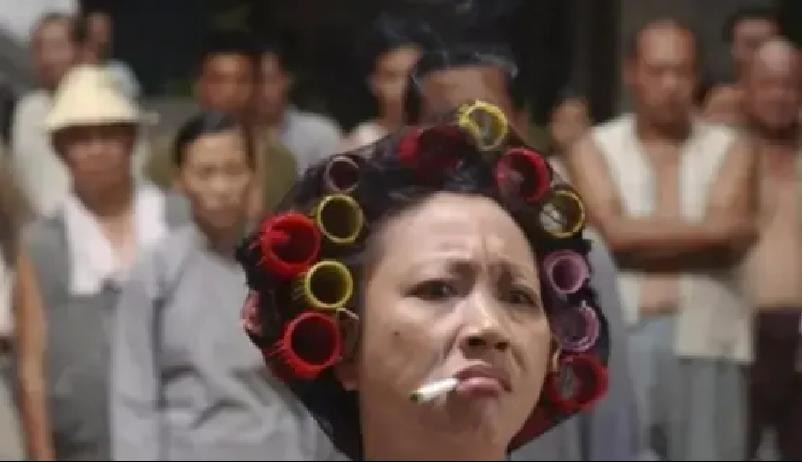 2004年，《功夫》投资1.4亿，“包租婆”元秋叼着一根烟陪师妹试镜，因为等的时间太久，她大吼道：“有没有搞错，耽误我打麻将”，这句话让周星驰一眼相中，然而面对周星驰的邀请，元秋直接拒绝，最终在星爷的三顾茅庐下，元秋才同意，才有了如此经典的包租婆。

那天试镜现场乱哄哄的，元秋本来就不想来。她坐在塑
