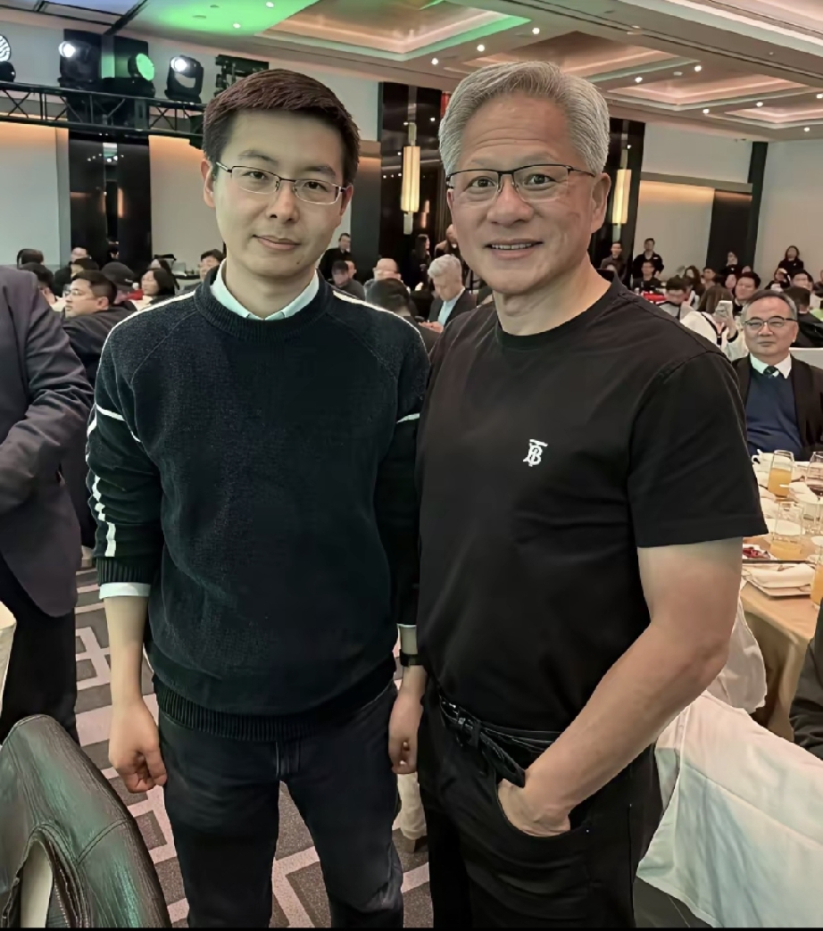 人形机器人大佬王兴兴，和英伟达创始人黄仁勋同框合影的一幕，
AI芯片与机器人两大领域相遇，强强联手，他俩谁的身价高