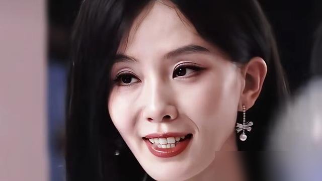 刘诗诗新剧《醉梦》刚开播，弹幕里全是“眼神怎么空了”。
演记者沈乐水，国企改制那么重的题材，她站在那儿，像在拍画报。李乃文胡先煦在戏里撕得青筋暴起，镜头切到她，表情是平的。
三天前她还在CELINE秀场，灰紫短发，精修图美得不像话。可一进组，疲惫感全写在脸上。观众不瞎，你是在演戏，还是在赶通告，