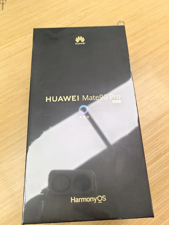 华为Mate90上手✨星环美学真的一眼沦陷
晶格背板在光下细闪，质感直接拉满💫
第三代红枫人像，直出肤色巨自然，不用反复调参数
可变光圈，逆光夜景都稳得住，出门旅游一台搞定📸
第三代昆仑玻璃，抗摔安心，日常使用安全感拉满
鸿蒙7丝滑流畅，多设备一碰互联，办公生活超省心
弱网通信黑科技，高铁、演唱会人挤人也不卡顿
国产旗舰这波真的诚意满满❤️
	
#Mate一起发光吧
#Mate90