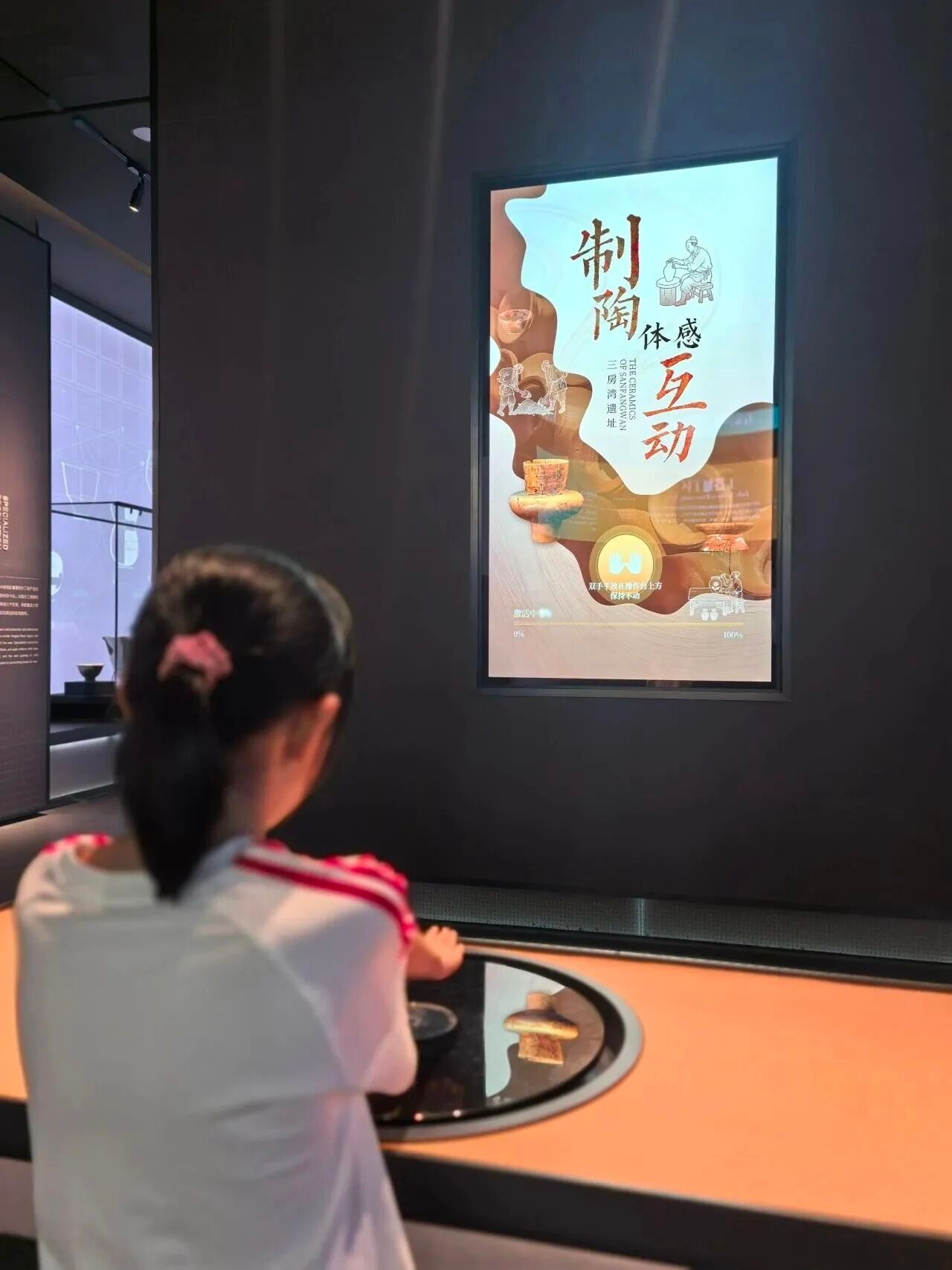 不输三星堆！5000年长江文明的实证石家河
不只是中华五千年文明史的实证
更是底蕴深厚的楚文化源头

馆内以“长江之光，文明之源”为核心主题，6大展厅层层递进，陈列海量石家河遗址出土文物，沉浸式解锁长江中游史前文明的璀璨与壮阔，每一件藏品都藏着跨越千年的故事📜

✨镇馆之宝：
🦅 玉团凤 ​