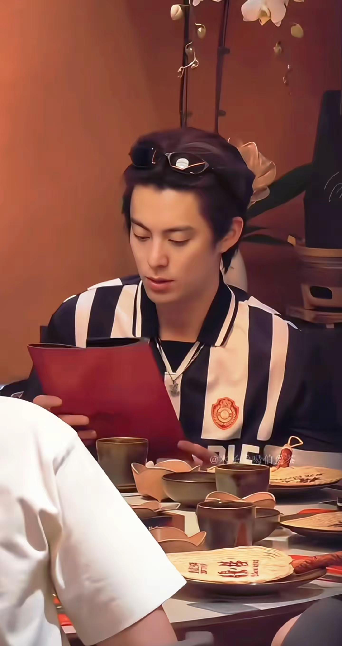这孩子在哪都是焦点就对了ִֶ𓊆ྀི❤︎𓊇ྀིcr：木子爱喝伯爵茶cr：唐人街1974王鹤棣 偶遇明星 吉隆坡 ddesirable
