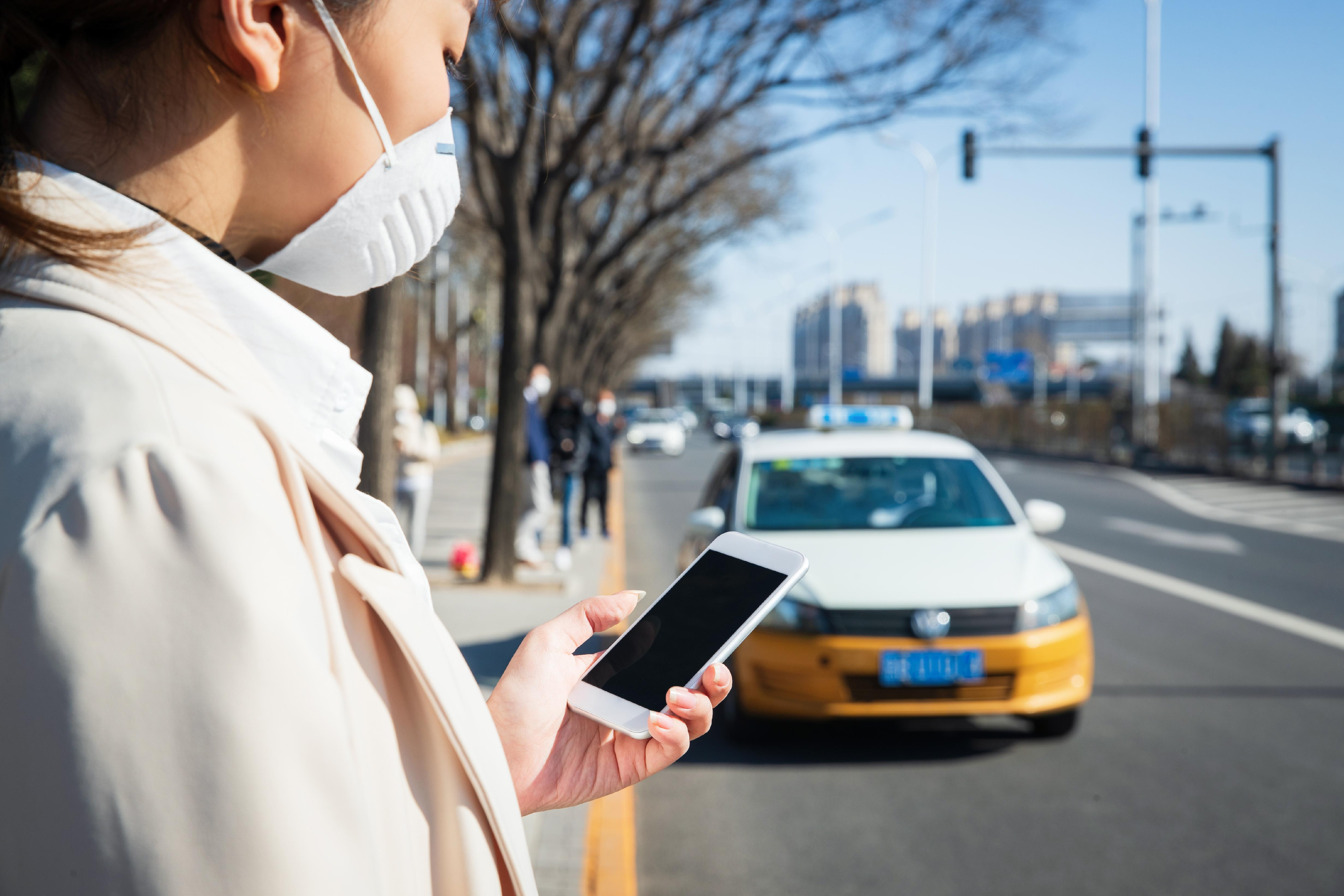 为什么人们现在宁愿等网约车，也不坐出租车？说白了，因为现在的出租车，已经彻底活成了自己当年最瞧不起的样子，价格不透明、服务凭运气、体验像开盲盒。

在各大火车站、机场，类似的情况经常出现。不少游客和外地旅客都遇到过同类问题。有人提前报好目的地，出租车司机一听路程太短，直接摆手拒载；有人上车之后，司机