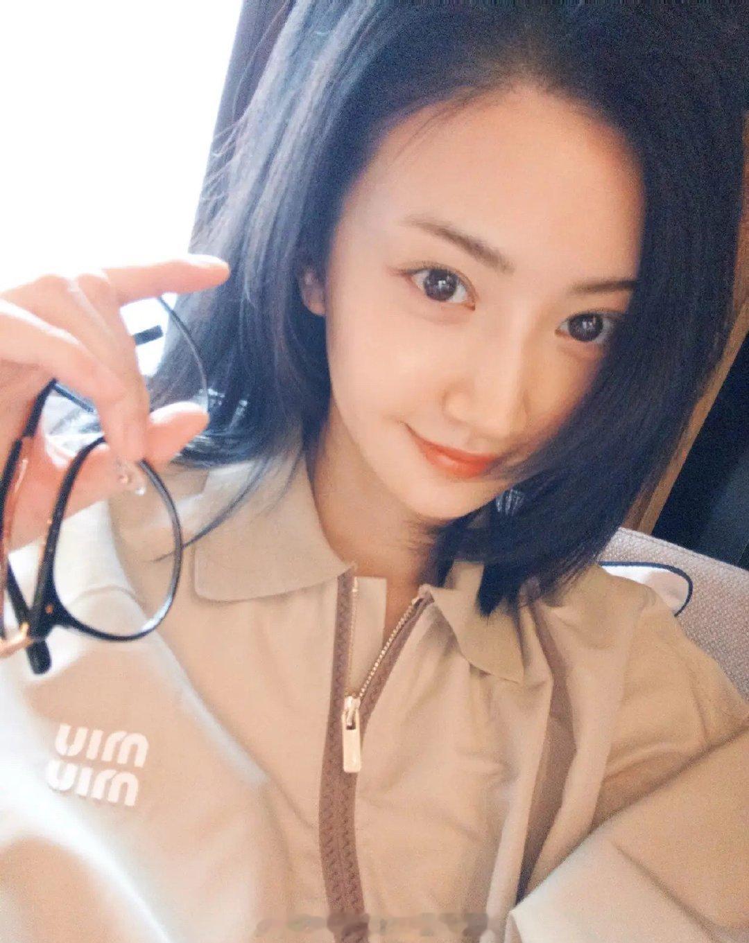 景甜的身上有种很神奇的力量，不管经历什么，眼神里的清澈和温柔从来没变过，这种强大又柔软的内核真的太戳人了。 ​