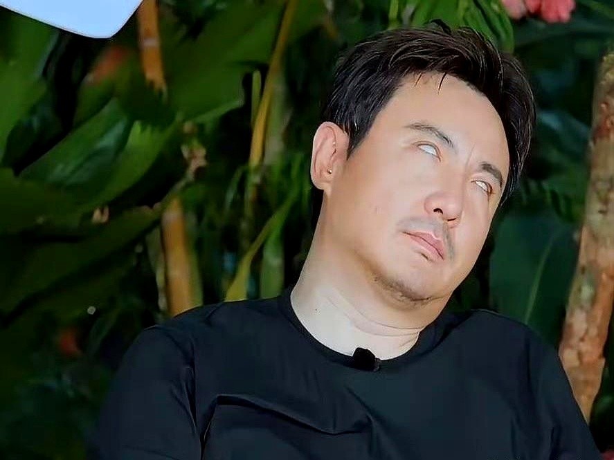 “翻白眼教科书来了。”沈腾醒过来，脱口而出。

在《现在就出发》休息时，沈腾睡着翻了个白眼，旁边的王楚然看着好玩，就跟着模仿。沈腾醒了发现后，直接拿她的过往争议开了个玩笑。

王楚然没觉得局促。

她对着镜头，主动连着翻了好几个白眼，大方把这梗稳稳接住了。全场瞬间笑作一团，综艺效果直接拉满。

后来