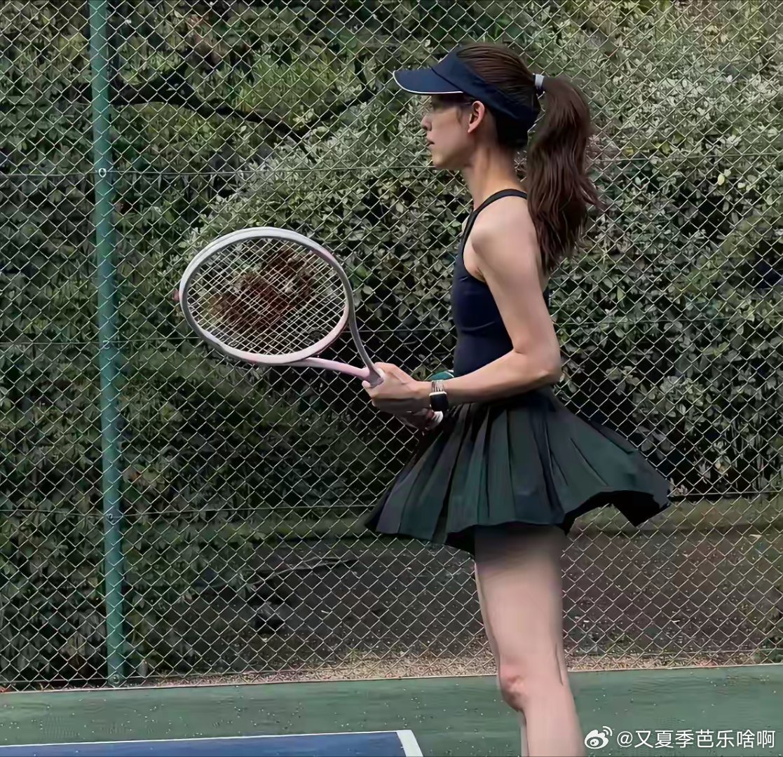 章泽天和萨巴伦卡一起打网球，怪不得东哥夫人身材这么绝！ ​​​