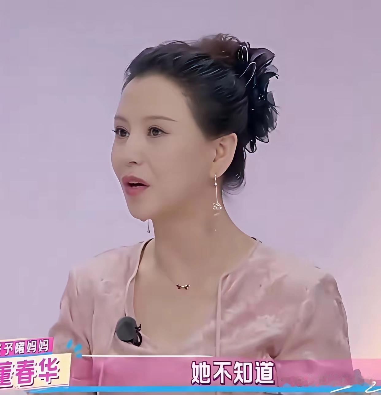 张予曦到《我家那闺女》才知妈妈生了弟弟——被网友叫“张家齐妈妈接班人”的张妈，闷声办了事：弟弟都生了、金项链也买了，就是不跟女儿说，全靠她自己撞见。钱要是交家里，后面是不是还得养弟弟，这层关系就有点微妙。说白了，张予曦跟代露娃差不多，正经出圈作品没多少，倒靠综艺消费爸妈家人把存在 ​
