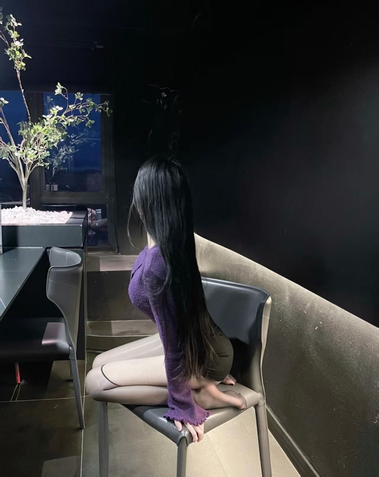 性感黑丝诱惑，高跟鞋下的迷人姿态