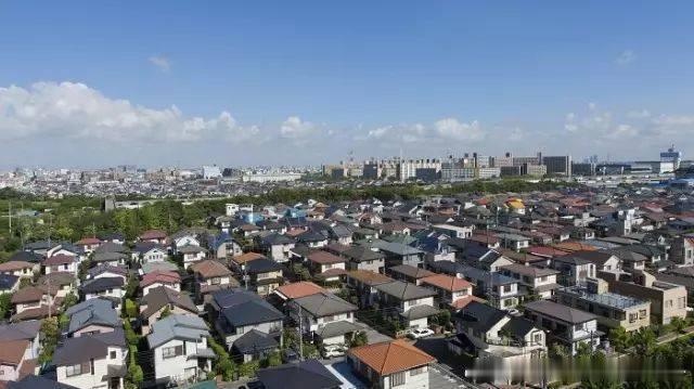 #财经资讯#亚洲开发银行发布《2026年亚洲发展展望》补充报告，将2026年亚太发展中经济体经济增速预期估算的4.9%上调至5%。报告认为，亚太地区经济保持韧性，但增长和通胀前景面临两大主要风险，分别是地缘冲突升级带来的能源危机以及厄尔尼诺现象增强。更多资讯访问： ​