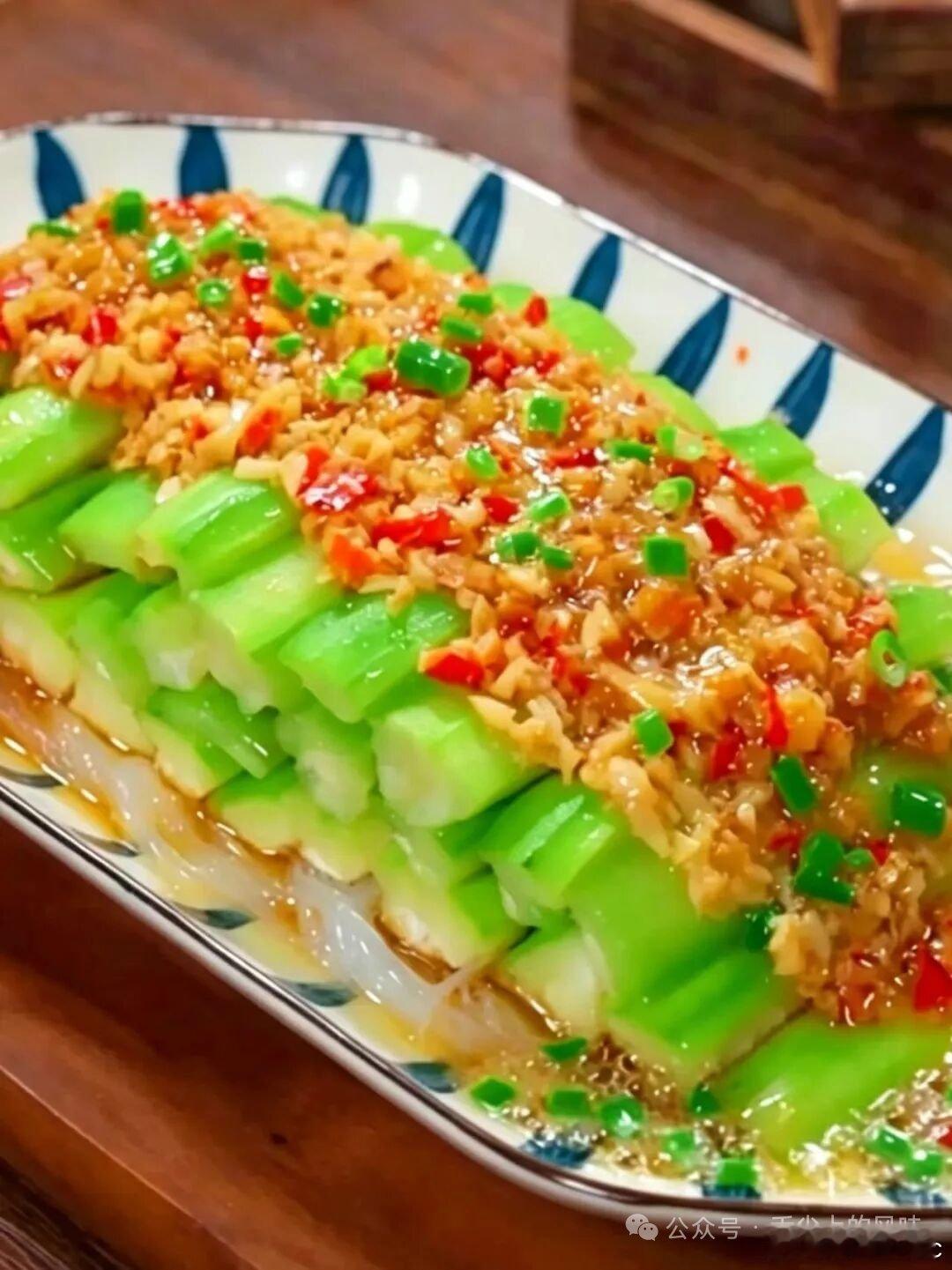 全民养生 蒜蓉蒸丝瓜 食材； 粉丝、丝瓜、蒜蓉酱、葱、生抽 做法： 1...