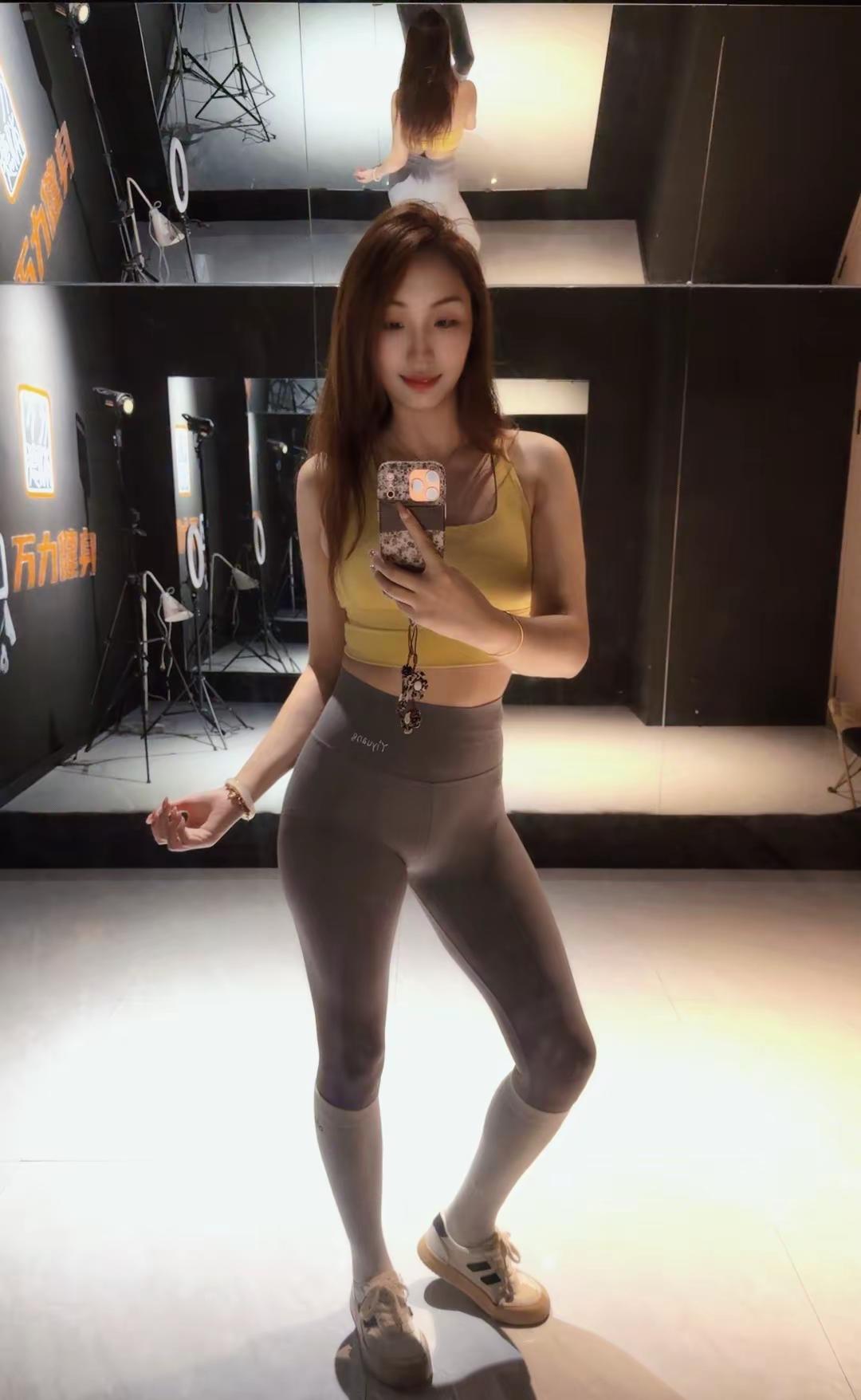 刷到了你最喜欢的歌梁博出现又离开 健身房对镜拍 健身girl的日常 多健身少内耗