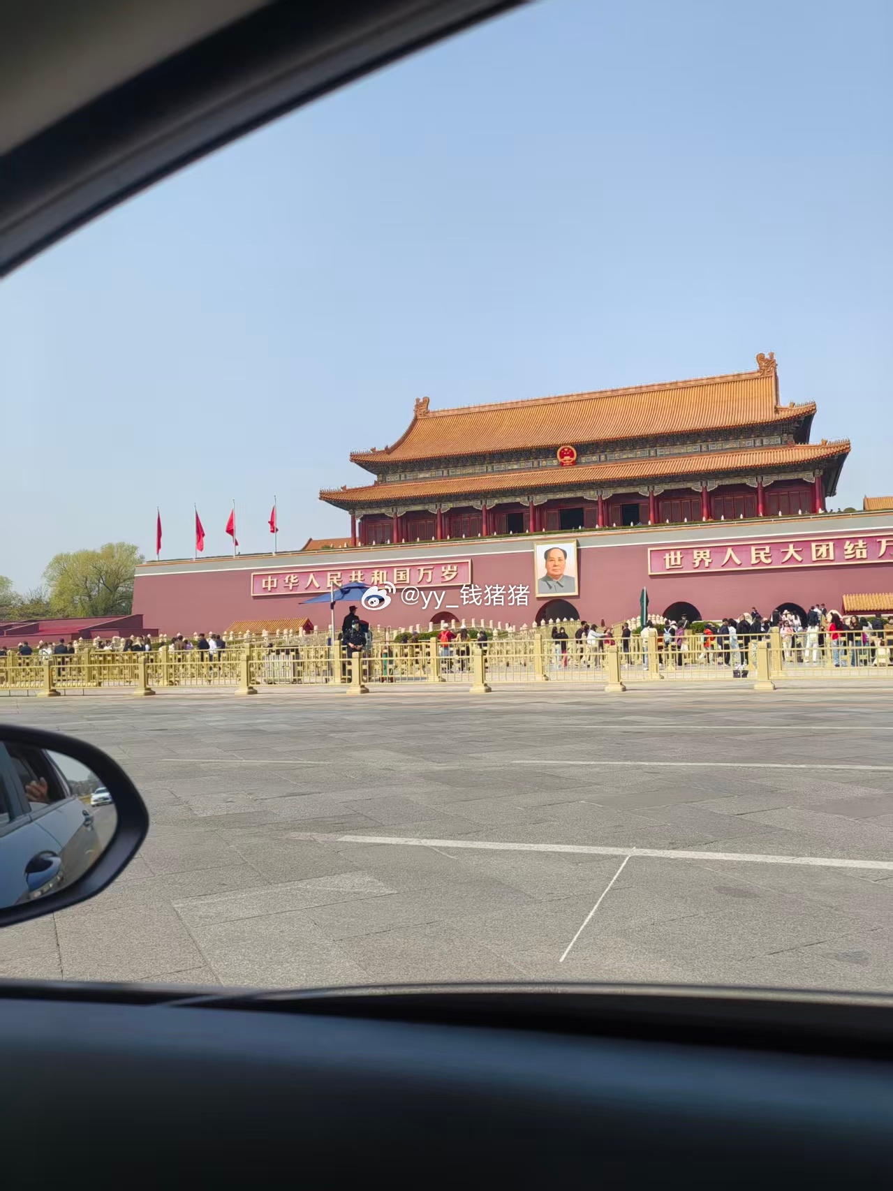 #生活手记# 小的时候是留守儿童，跟着爷爷奶奶长大，记忆中奶奶总是骂爷爷，每天每天都在嫌弃他，爷爷做事情很慢但是每件事情都做得非常仔细，他总觉得他种的庄稼是最好的，别人家他总能挑出毛病，不是草打理得不干净，就是水浇得不勤，但是奶奶是真的看不上爷爷做的任何事情。
奶奶呢，是一个做事情非 ​