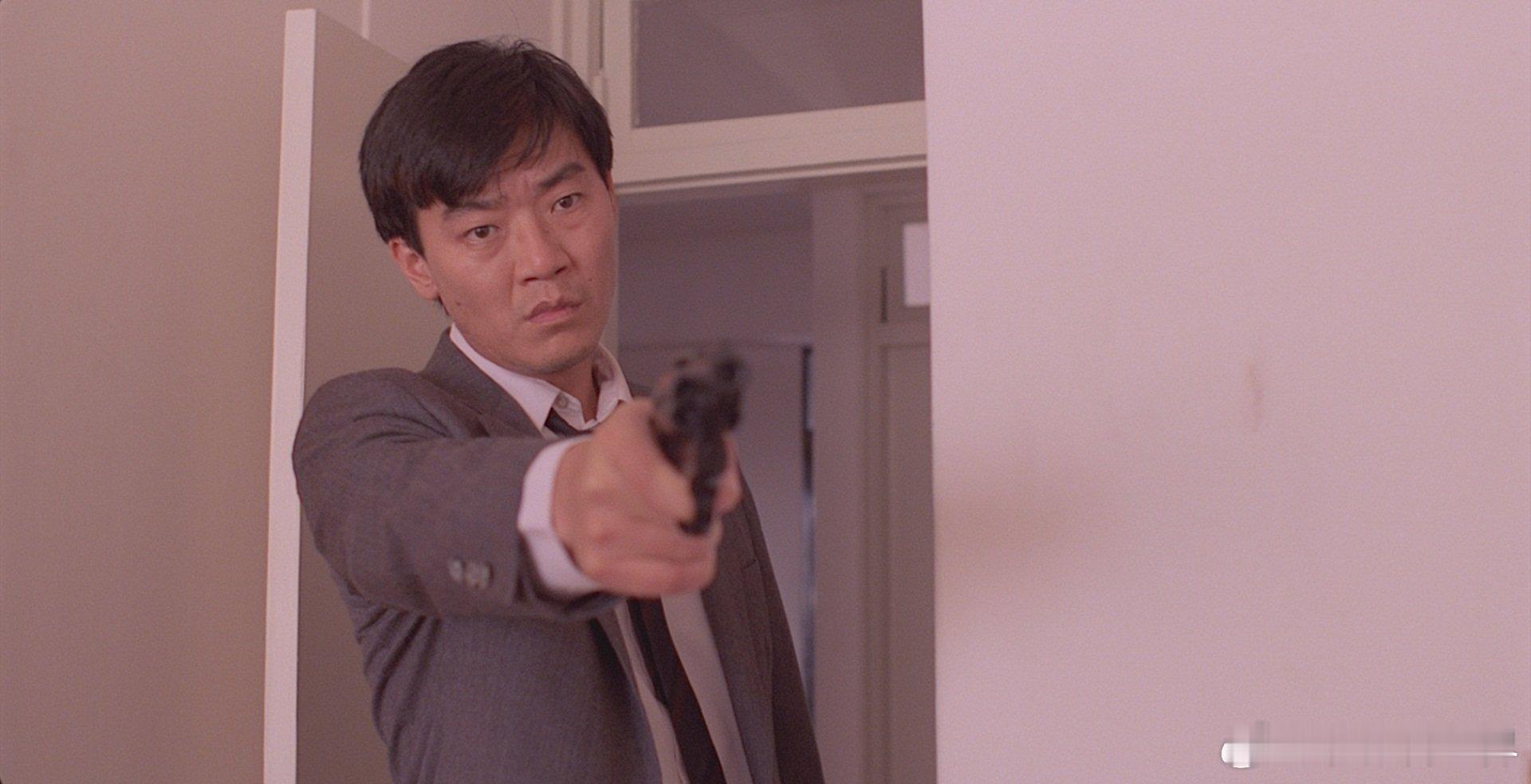 电影《恐怖分子》（1986）
豆瓣9.0分
【剧情 / 犯罪】
百度网盘无广绿色链接：
谁才是真正的恐怖分子？繁华都市下，中产婚姻崩塌，小人物被现实慢慢碾碎。冷静克制的镜头，虚实交织的结尾，剖开人际之间无形的伤害，华语影史锋利寓言。 ​