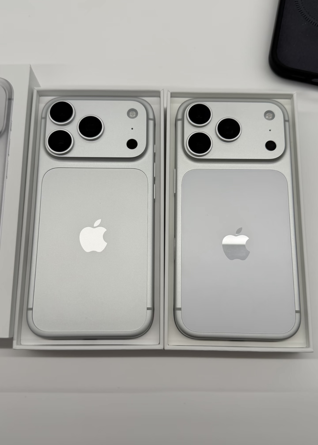 iPhone17Pro和18Pro外观对比

裸机也就银色版本不太容易分清楚

戴上手机壳，绝大多数人都分不清哪个是哪个