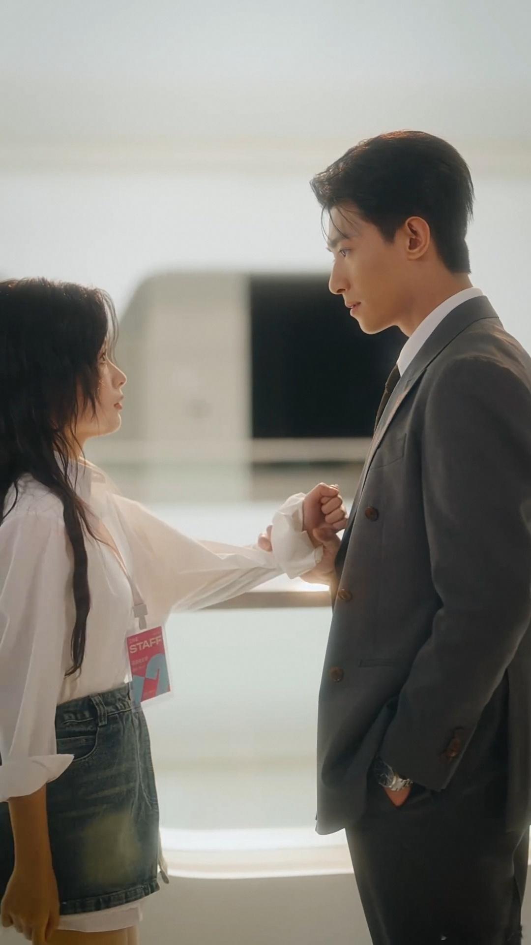 记录2026年看过的短剧之303《错撩老板》
1️⃣演员：黑泽（顾轩）➕余茵（田一一）
2️⃣推荐指数⭐⭐⭐
3️⃣推荐理由：日久生情搞笑甜本，鸡同鸭讲的男女主日常，女主以为男主让她主动离职，男主以为女主喜欢他，无效对话五十集[允悲]没谈过恋爱的纯情老板，爱上女主全靠自我攻略，一遍遍暗示自己就 ​