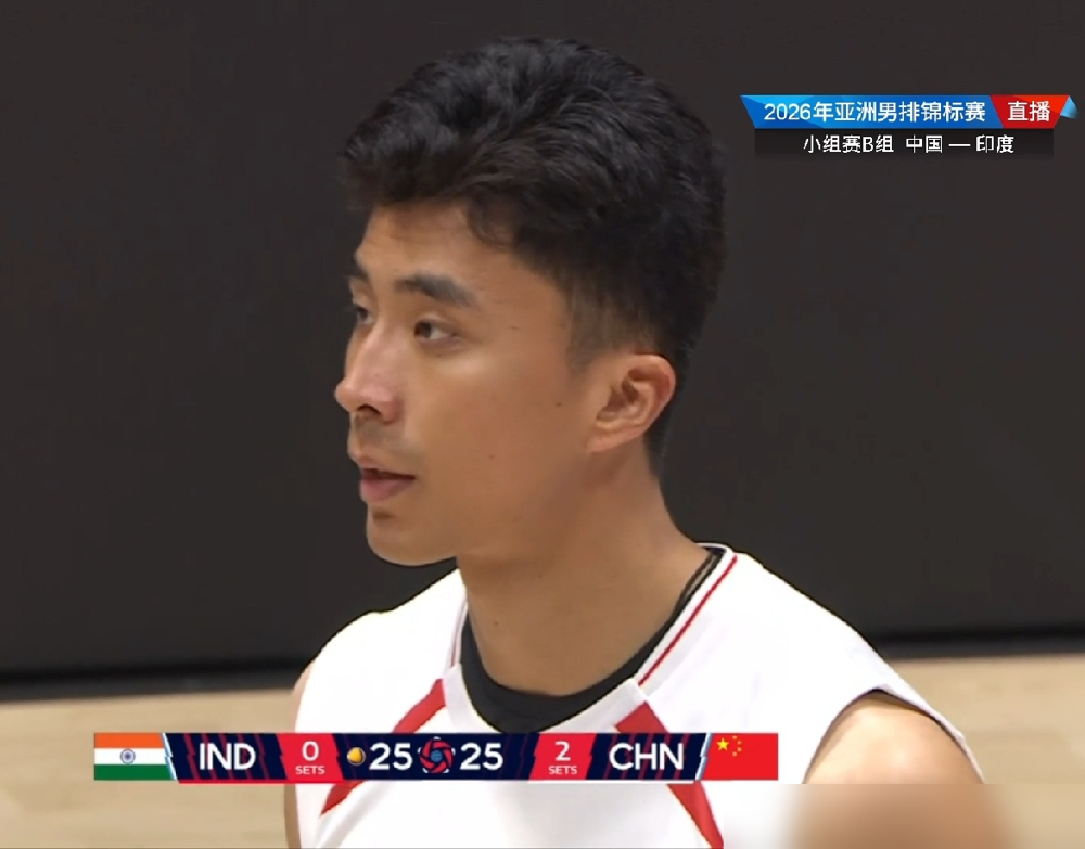 赢了球3-0，中国男排主帅海宁居然气坏了！
2026男排亚锦赛小组赛碰印度，明面上3-0拿开门红，实际二、三局大比分领先，差点被硬生生追翻。
以往的进攻核心张景胤转型打保障主攻，新人王滨成了全场得分王，全队发球得分却1比5落后印度，一堆练了百八十遍的基础失误全冒出来了。
海宁直接放话，领先时就